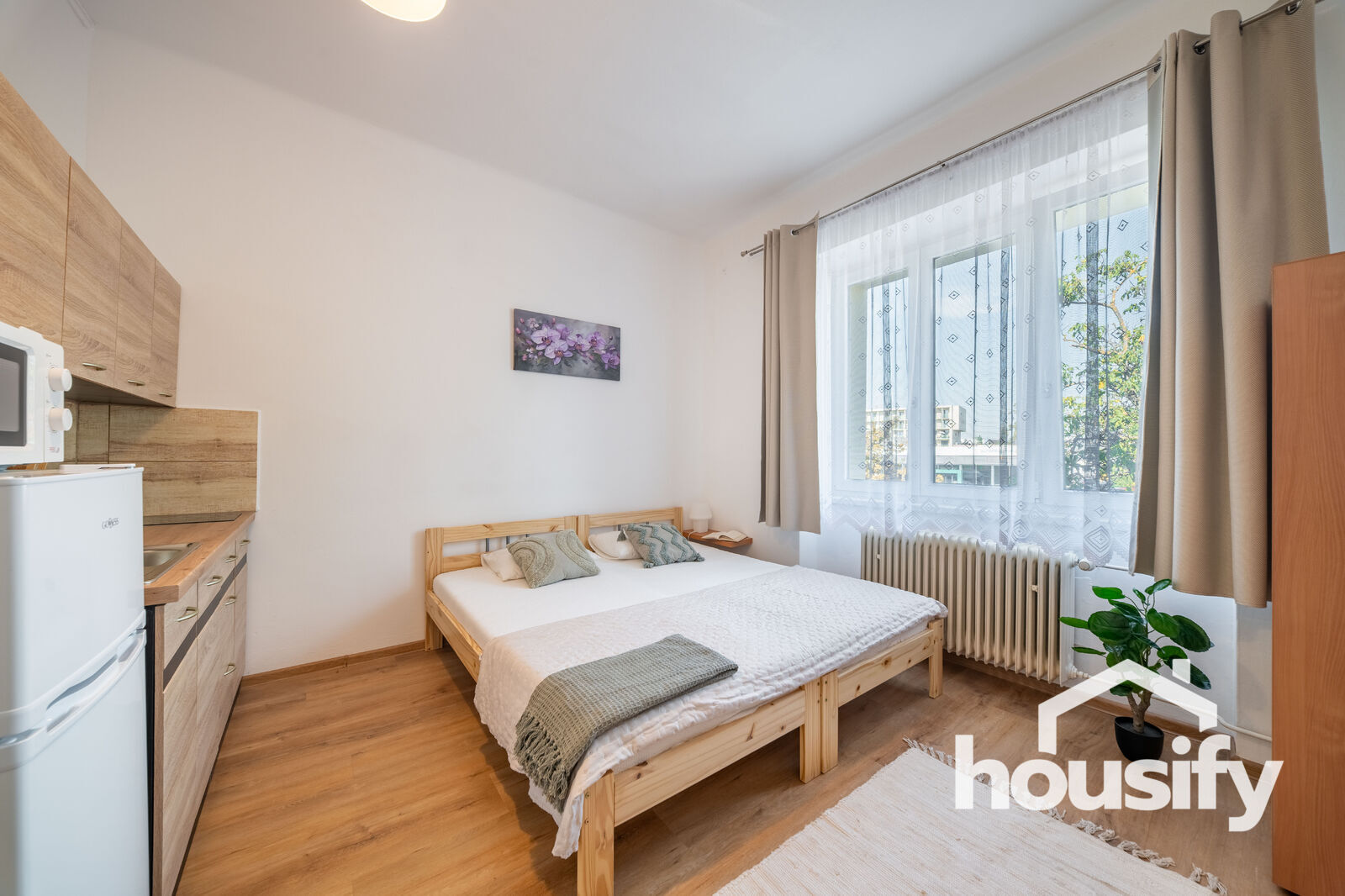 Pronájem bytu 1+kk, 18 m² • byt se nachází v 1. patře r - Vídeňská třída, Znojmo